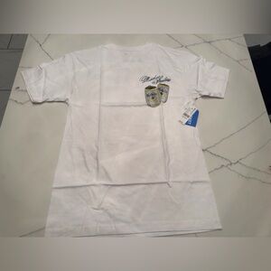 Market Studios Modelo Tee